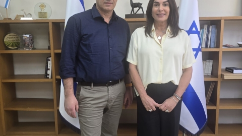 ישיבת עבודה שנערכה בלשכת ראש המועצה עמית סופר עם שרת התחבורה מירי רגב  (1).jpg