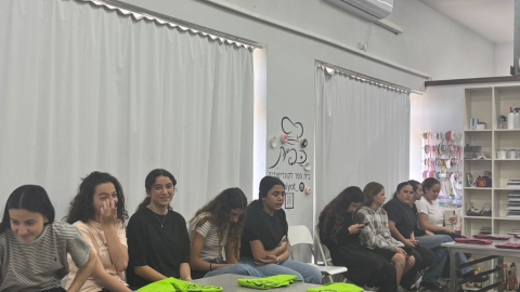 בני ובנות נוער בקורס קונדיטוריה.jpg