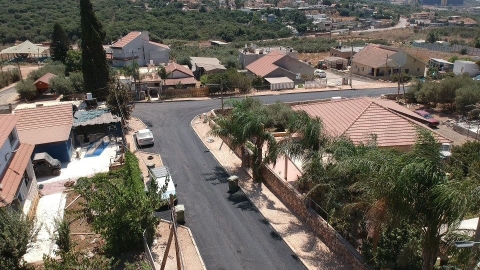 כביש סלול על רקע הר במושב שזור.jpg