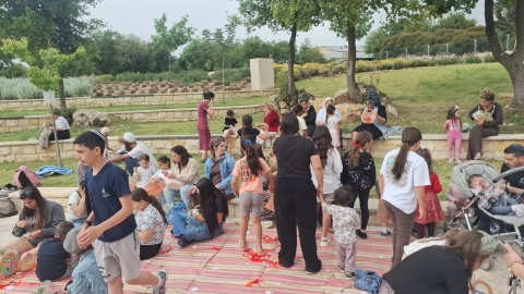 חוגגים שבועות בפארק האזורי (1).jpg